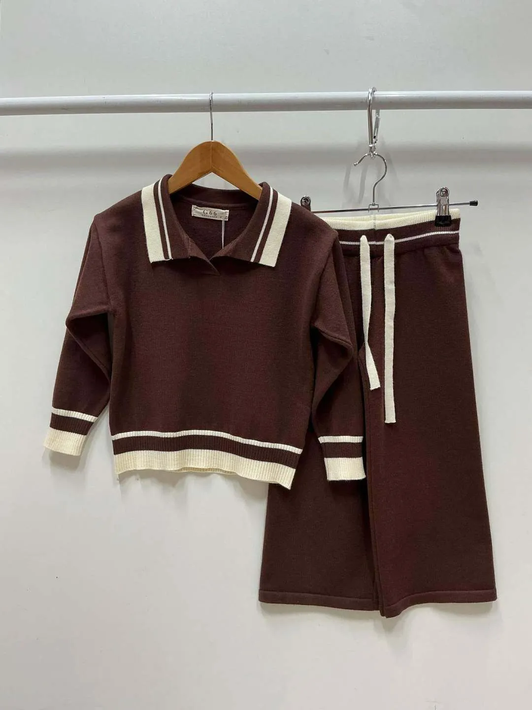 ensemble-fille-en-maille-avec-pull-col-polo-et-pantalon-large_marron_6ac2746241c1.webp