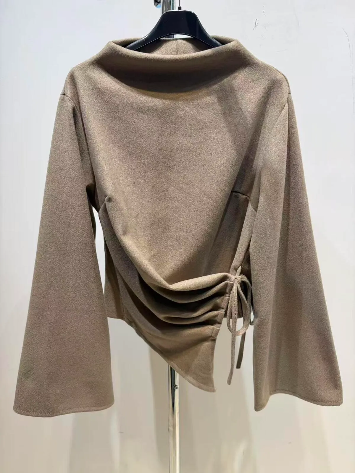 top-asymetrique-a-nouer-sur-le-cote-avec-manches-evasees_taupe_6ab4e9cf7f42.webp